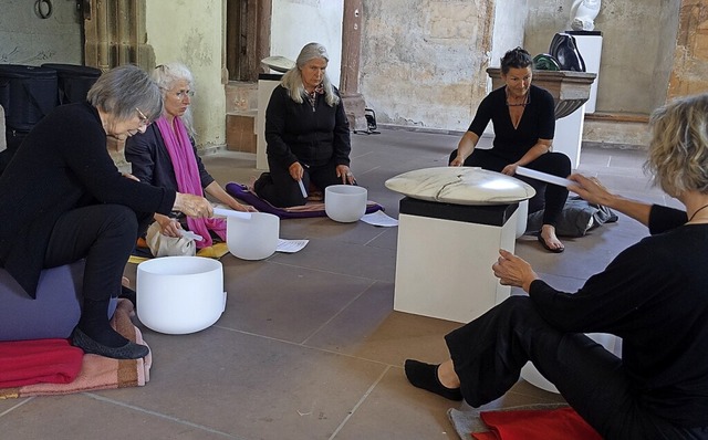 Eine Gruppe von Frauen um  Bildhauerin.... Michael den Kirchenraum zum Klingen.  | Foto: Roswitha Frey