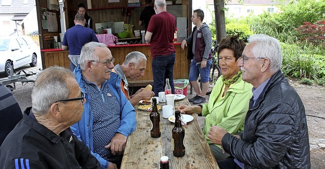 Marktbesucher, denen es schmeckt und die guter Laune sind  | Foto: Otmar Faller