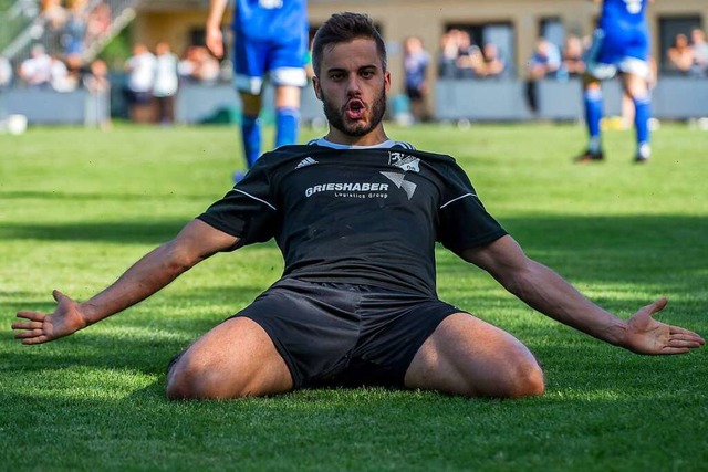 &#8222;Der Schulterschluss im Verein f... bejubelt hier seinen Treffer zum 2:0.  | Foto: Ralf Schuble