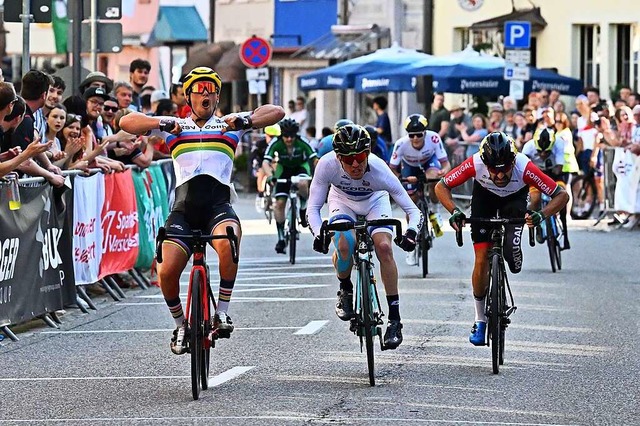 Der Cottbuser Pierre Senska feiert sei...s in Elzach bereits kurz vor dem Ziel.  | Foto: Achim Keller