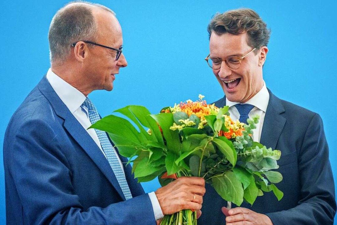 Der CDU-Vorsitzende Friedrich Merz (li...lens Ministerpräsidenten Hendrik Wüst.  | Foto: Michael Kappeler (dpa)