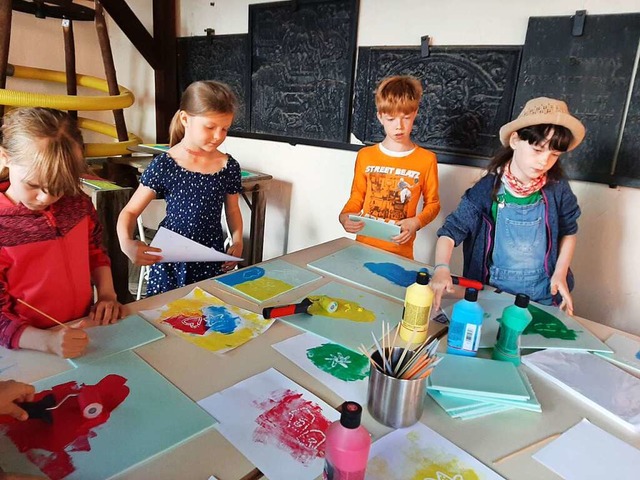Konzentriert waren die Kinder bei der ... Farbe Spannendes entstehen zu lassen.  | Foto: Ingird Jennert