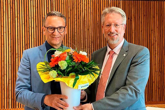 Oberbrgermeister Markus Ibert (links) gratuliert Tilman Petters zur Wahl.  | Foto: Mark Alexander