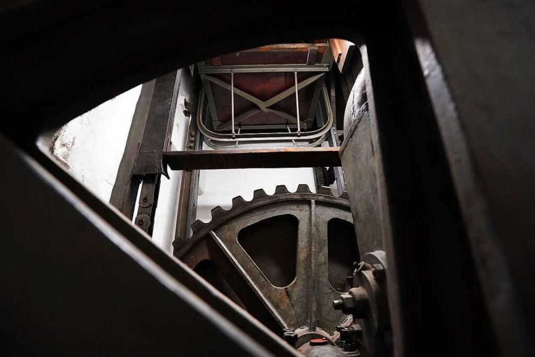 Blick auf die Zahnräder im Maschinenraum des wohl ältesten Paternosters der Welt  | Foto: Marcus Brandt (dpa)