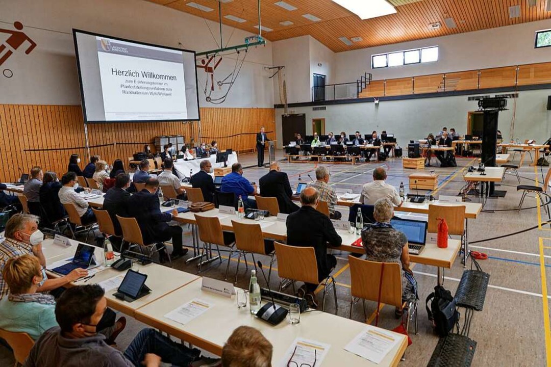 Blick in die Sporthalle in Wyhl: Im Vo...sprsidium, dazwischen das Landratsamt  | Foto: Martin Wendel