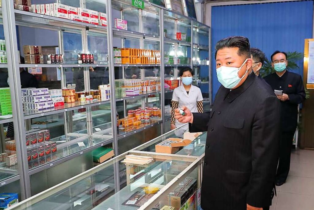 Diese von der staatlichen nordkoreanis...Nordkorea, beim Besuch einer Apotheke.  | Foto: - (dpa)