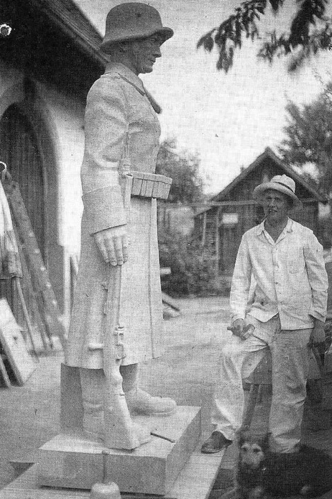 Bildhauer Erwin Krumm bei der Arbeit a...azi-Geheiß nicht miteinbezogen werden.  | Foto: "Kollnau" von August Vetter