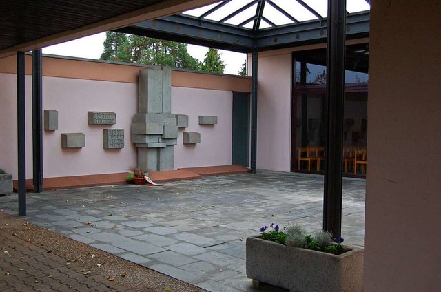 Im berdachten Vorhof der Aussegnungshalle steht das Denkmal.  | Foto: Christian Ringwald