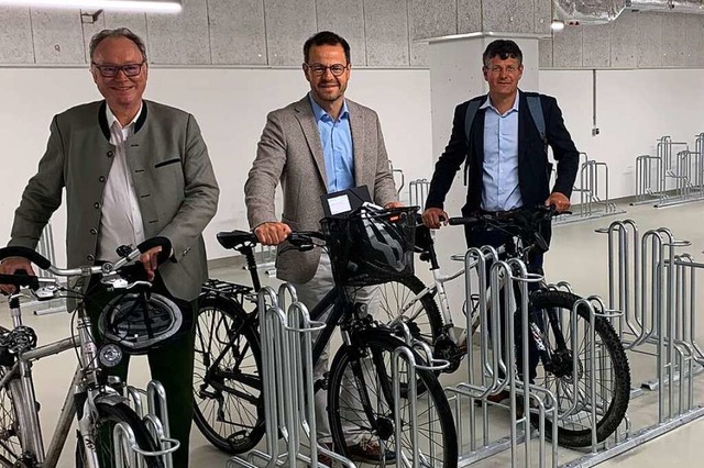 In der neuen Fahrradgarage (v. l.) OFB...s und Baubrgermeister Oliver Martini.  | Foto: Helmut Seller