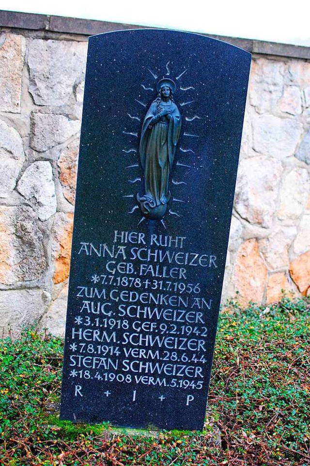 Drei Shne hat Anna Schweizer aus Holz...verloren. Ihr Grabstein erzhlt davon.  | Foto: Manfred Frietsch