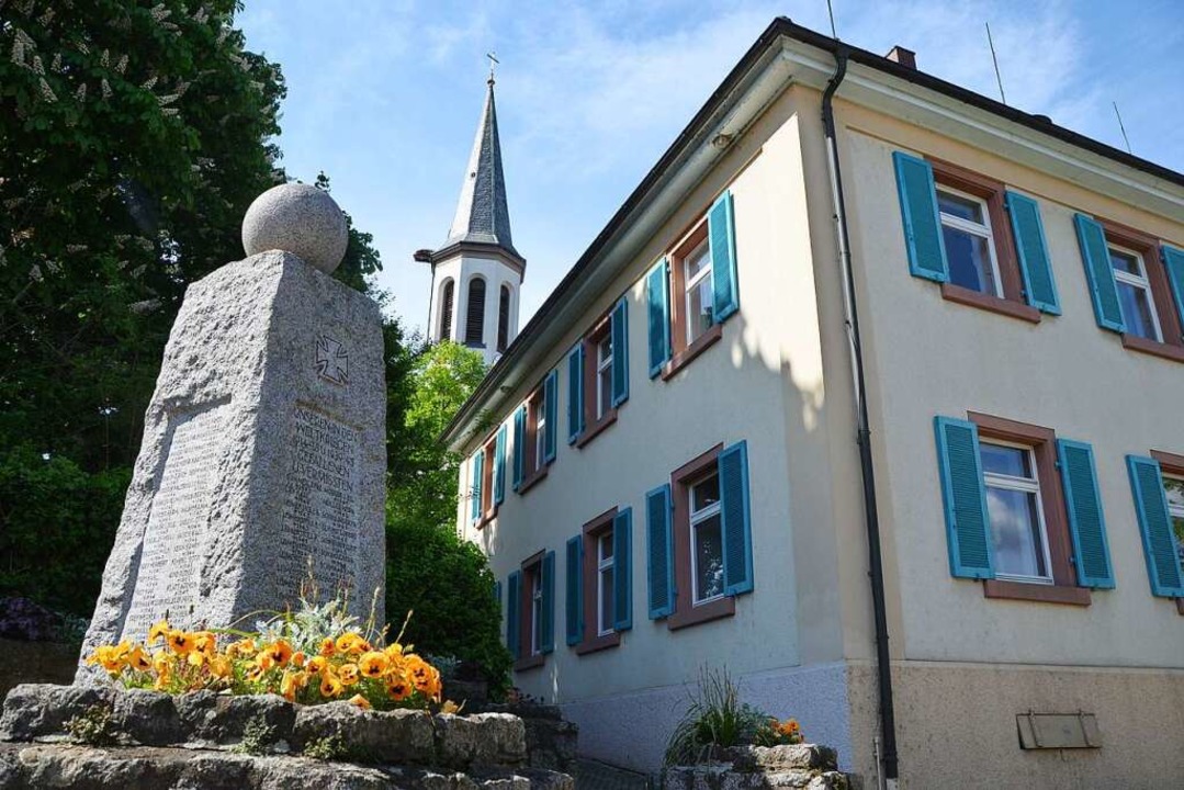 Das Kriegerdenkmal von 1923 an der Fre... Seite des Kirchturms versetzt werden.  | Foto: Max Schuler 