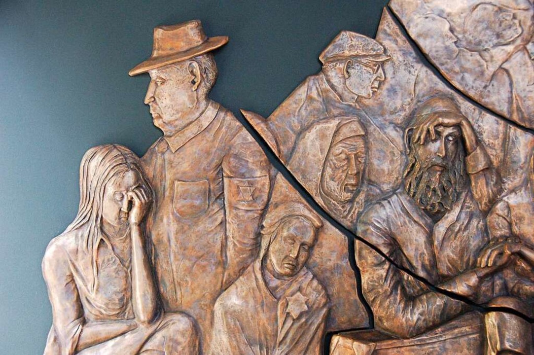 Ein Relief  in der Stätte thematisiert...ge  geflüchteter Juden in der Schweiz.  | Foto: Daniel Gramespacher