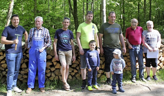 Auktionator Brgermeister Stefan Oster...hmidt und einigen neuen Holzbesitzern   | Foto: Otmar Faller