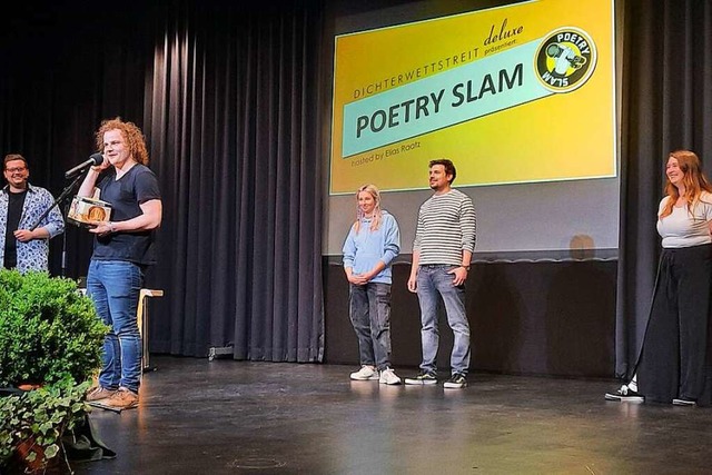 Fr den Sieg beim Poetry Slam gab&#821...en: Richard Knig (Zweiter von links).  | Foto: Heidrun Simoneit