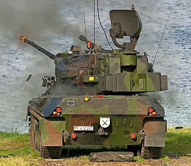 Ein Gepard Flugabwehrpanzer schiet bei einer bung.  | Foto: MICHAEL MANDT