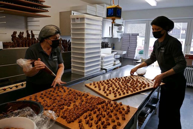 Pralinenherstellung ist Handarbeit. Be...auer Boden bei der Klranlage ziehen.   | Foto: Axel Kremp