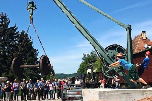 Mannheimer Drehkran erhlt am Wollbacher Bahnhof ein neues Leben