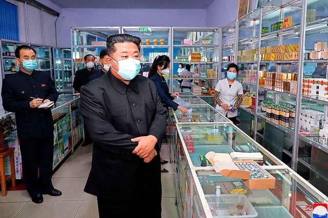 Kim Jong-un in einer Apotheke am Sonntag  | Foto: STR (AFP)