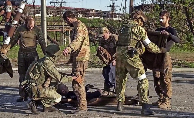 Russische Soldaten tasten ukrainische ...b, bevor sie gefangen genommen werden.  | Foto: HANDOUT (AFP)