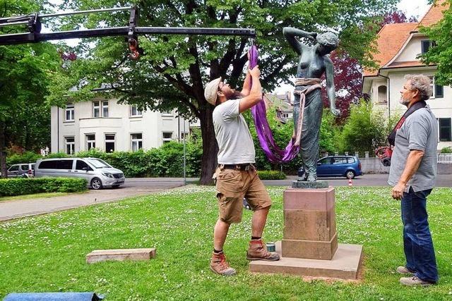 Zwei Skulpturen sind wieder zurück auf ihren Sockeln in Freiburg-Herdern und in der Innenstadt