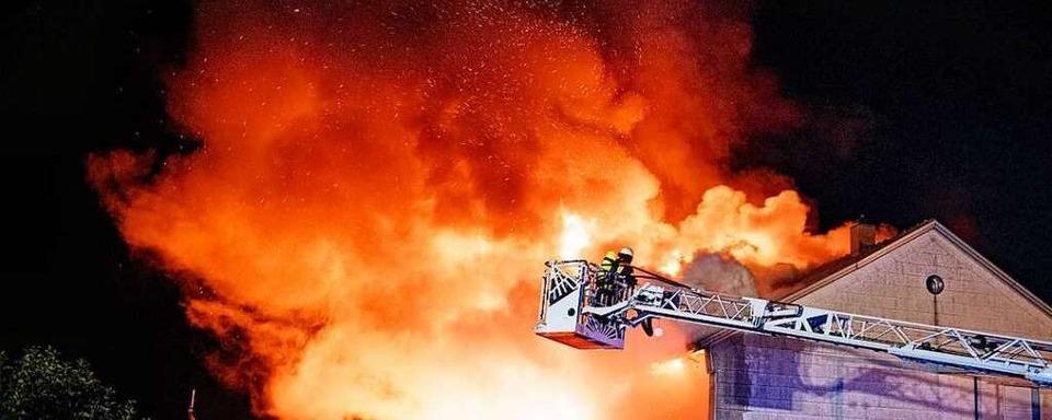 Feuer zerstört sechs Reihenhäuser in Offenburg – Polizei rechnet mit Millionenschaden