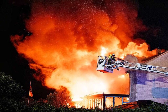 Meterhoch schlagen die Flammen in den Nachthimmel ber Albersbsch  | Foto: Fabian Linder