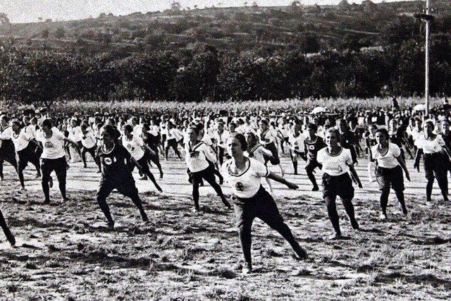 Leibesertchtigung in der groen Grupp...1921 waren erstmals auch Frauen dabei.  | Foto:  Cornelius Gorka
