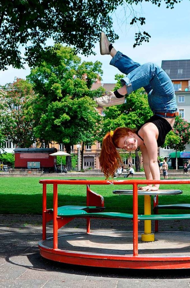 Akrobatin Sophie Nusbaumer macht stndig alle mglichen Handstnde.  | Foto: Savera Kang