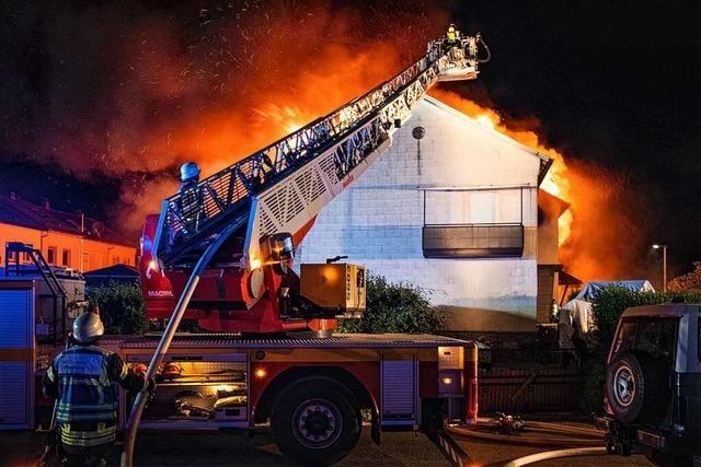 Video: Flammen wüten durch sechs Reihenhäuser in Offenburg