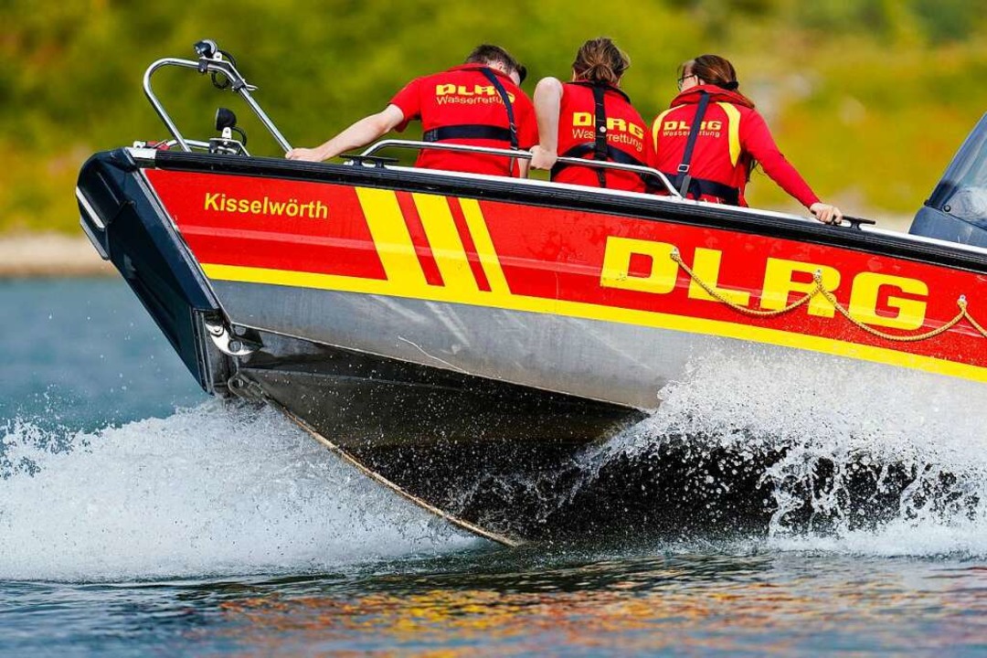 DLRG, THW und die Feuerwehr suchten nach den herrenlosen Booten.  | Foto: Uwe Anspach (dpa)