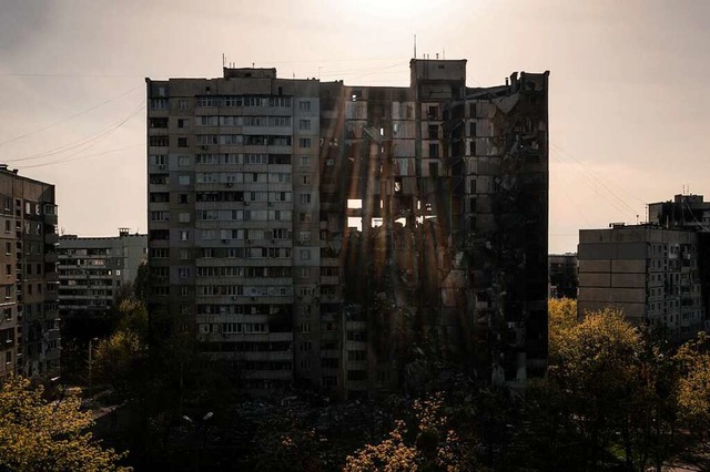 Angriffe auf Wohngebiete: ein  schwer beschdigtes Gebude  in Charkiw  | Foto: Felipe Dana