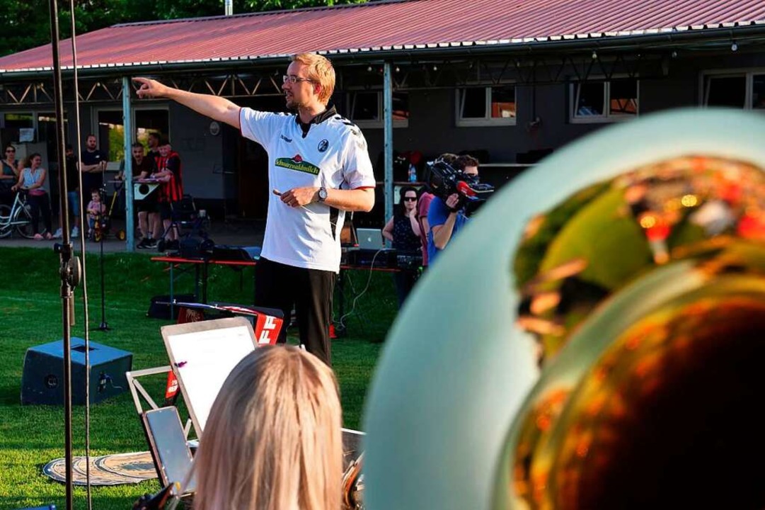 Der neue Dirigent des Hecklinger Musikvereins Jan Brieger gab den Takt vor.  | Foto: Patrick Kerber
