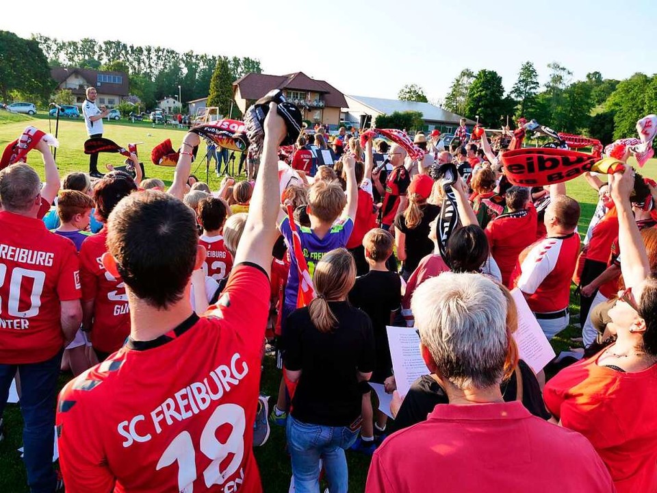 Zahlreiche Familien fanden mit Trikots...estattet den Weg auf das Sportgelnde.  | Foto: Patrick Kerber