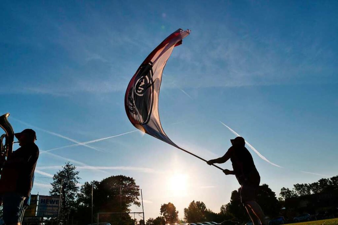 Während die Musiker spielten, wehte die Fahne über Hecklingen.  | Foto: Patrick Kerber