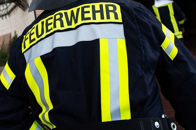 Die Freiwillige Feuerwehr musste sich ... zur Wohnung verschaffen (Symbolbild).  | Foto: Swen Pfrtner (dpa)