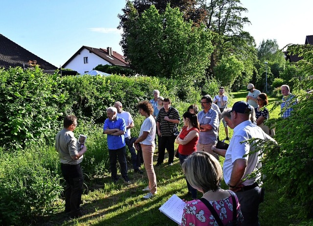 Bei der Begehung am Mattenbach in Hert...  Patrick Pauli vom Stadtplanungsamt.   | Foto: Heinz und Monika Vollmar