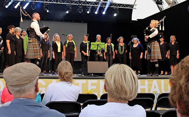 Beim &#8222;Skye Boat Song&#8220; erhi...Andreas Mhlhans an ihren Dudelscken.  | Foto: Chor Querbeat