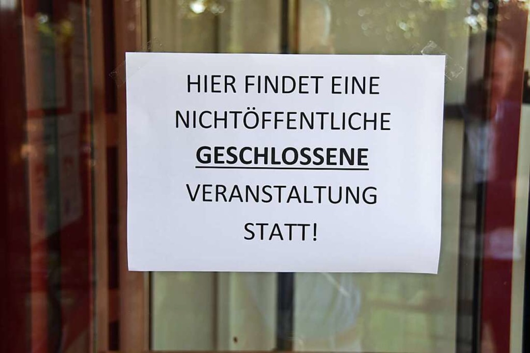 Schild am Tür zum Bürgerhaus in March, in der die CDU tagte.  | Foto: Manfred Frietsch