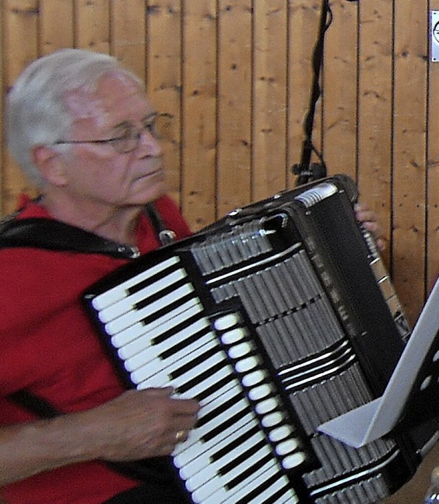 Von klassisch bis modern spielte das Harmonika-Orchester.  | Foto: Ernst Brugger