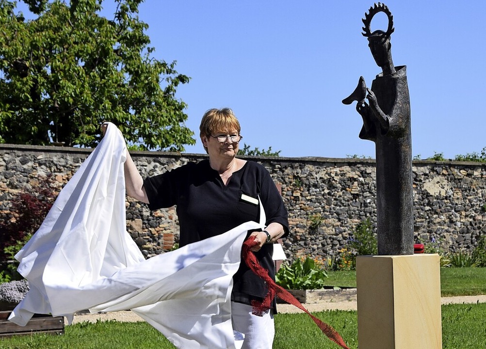 Oktavia Schauenburg enthüllte die Skul... im Klostergarten auf dem Münsterberg.  | Foto: Hans-Jochen Voigt