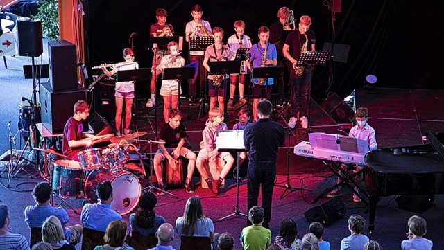 Die Junior Big Band trat vor einem groen Publikum auf.   | Foto: Hubert Gemmert