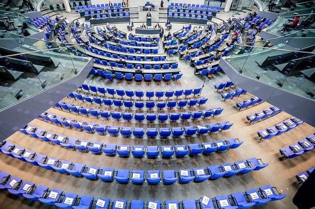 Nach der Wahlrechtsreform sollen nur n...Bundestag sitzen. Derzeit sind es 736.  | Foto: Michael Kappeler (dpa)