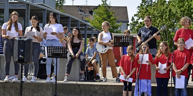 Mit Ansprachen und Musik wandten sich ...hler gegen den Krieg in der Ukraine.   | Foto: Schule