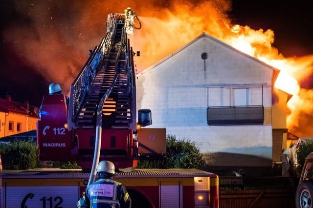 Verheerendes Feuer zerstrt sechs Reihenhuser in Offenburg