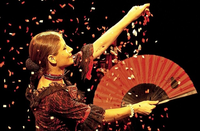 Petra Frschle steht als Zauberknstlerin Roxanne auf der Bhne.  | Foto: Topas Entertainment (dpa)