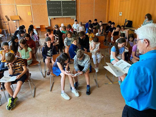 Markus Manfred Jung liest in der Hebelschule ein Dialektgedicht.  | Foto: lezi