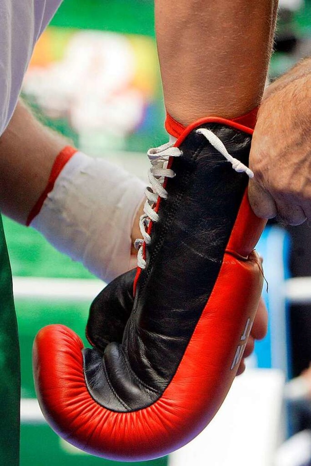 Rein in die Boxhandschuhe, denn am Tag...b gegen einen Sack probegeboxt werden.  | Foto: Bernd Thissen (dpa)