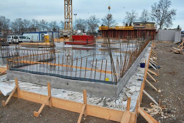 Vor dem Gieen der Betonplatte fr die...ammeln, um einen Bauplatz zu erhalten.  | Foto: Hannes Lauber