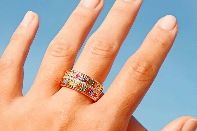 Der farbenfrohe Ring ,,Regenbogen&#821...eiburg bei Juwelier Nittel erhltlich.  | Foto: Wellendorf Gold-Creation