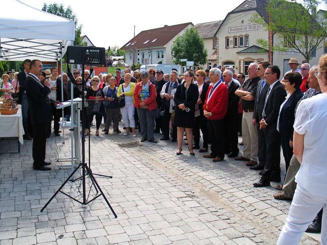 Festakt mit Freunden:  Riegels Brgerm...s neuen Champhol-Platzes im Jahr 2014.  | Foto: Helmut Hassler